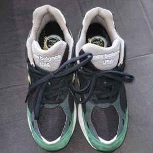 Preowned New Balance Heritage Collection 990 version 3 in Black/ Green size 11